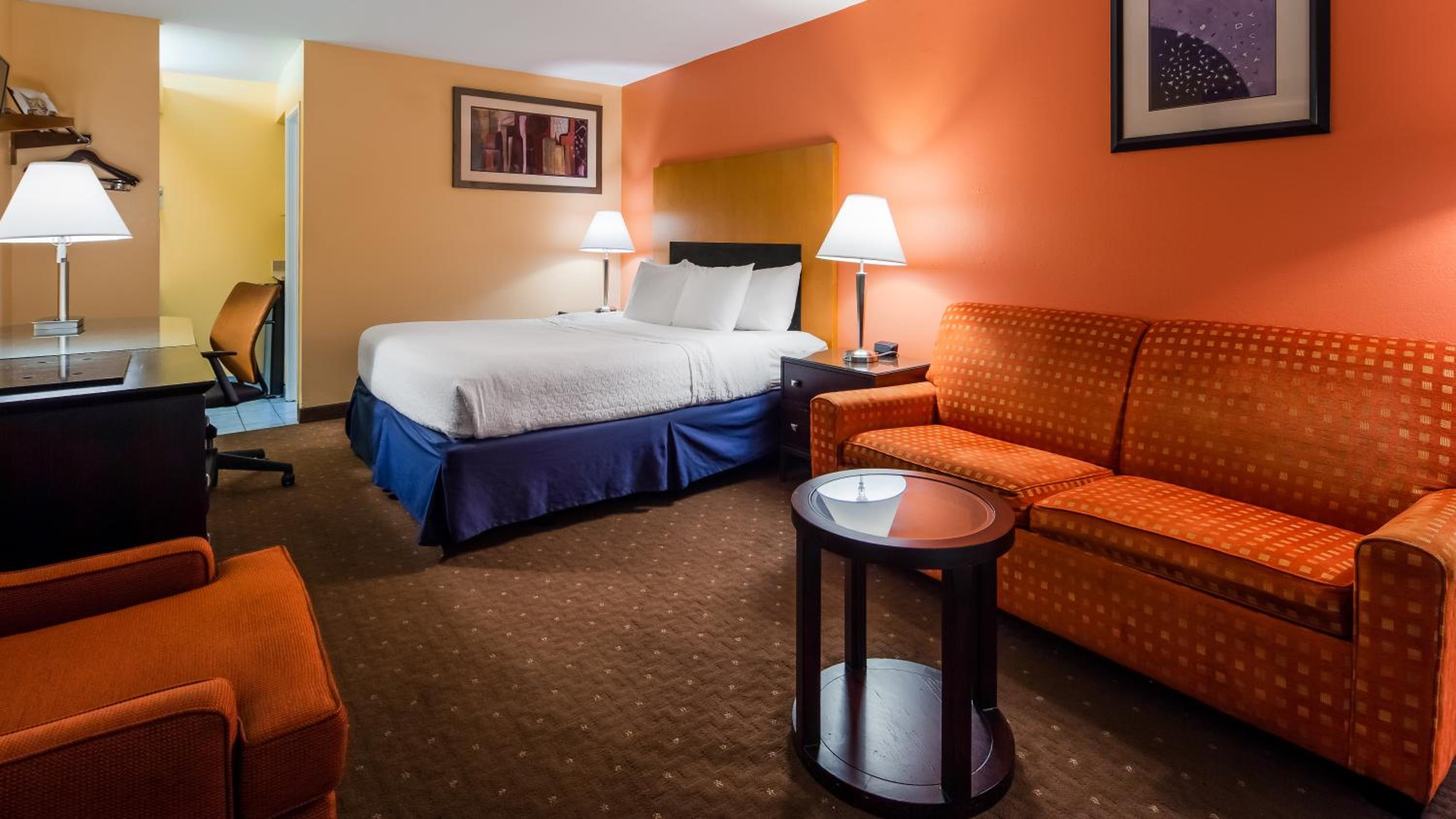SUITE, KING BED, SMOKING