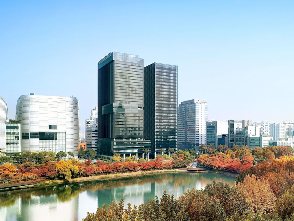 Sofitel Ambassador Seoul Hotel and Serviced Residences 67/71