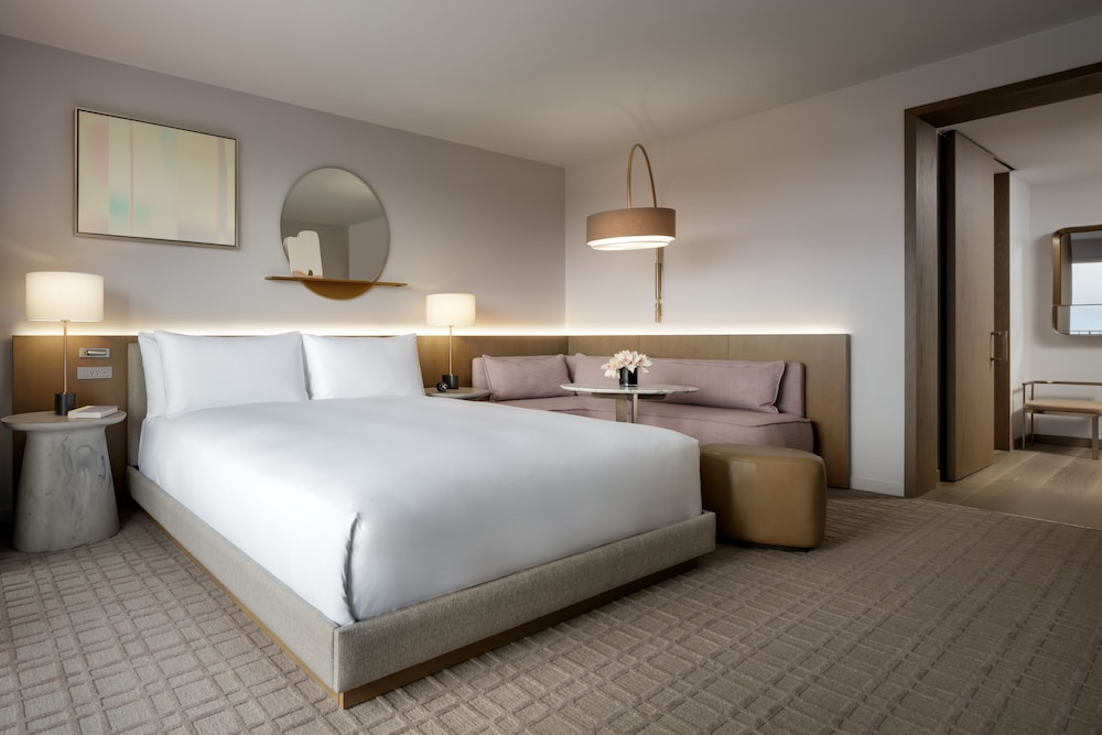 Fairmont Gold, King Bed