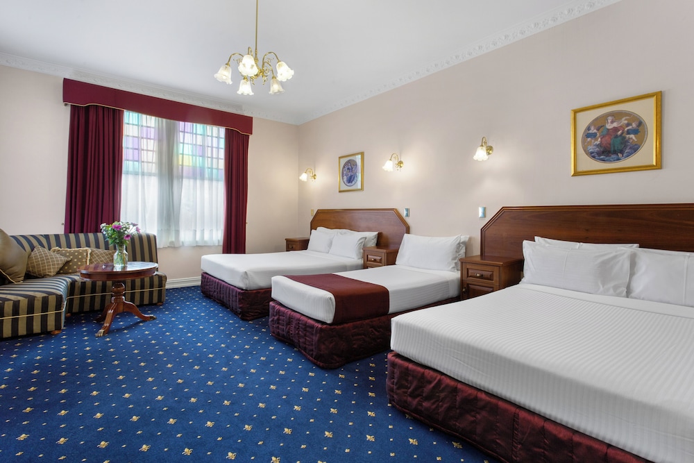 Family, 1 Single and 2 Queen Beds