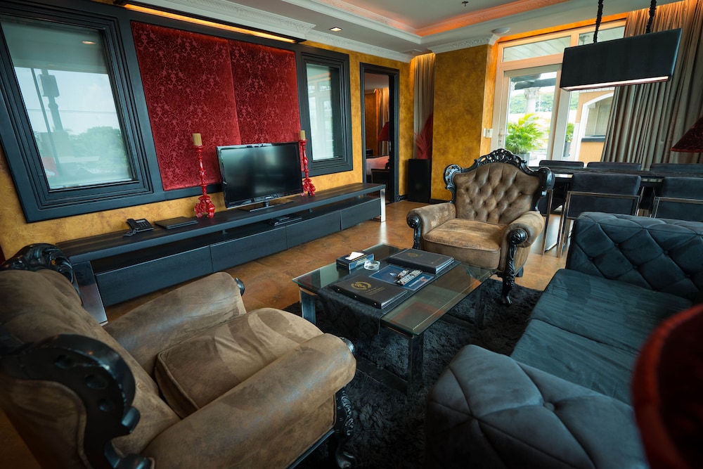 Fields Plaza Suites 43/65