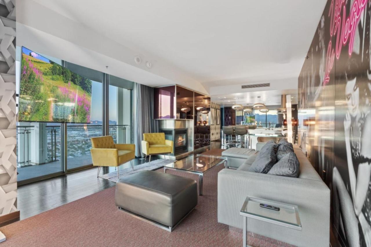 The Celine Riviera Suite at Palms Place 23/42