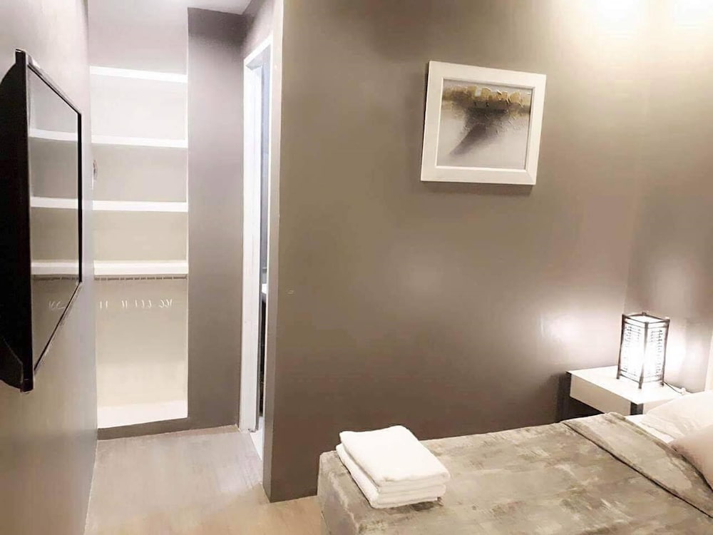 ROOM, DOUBLE BED
