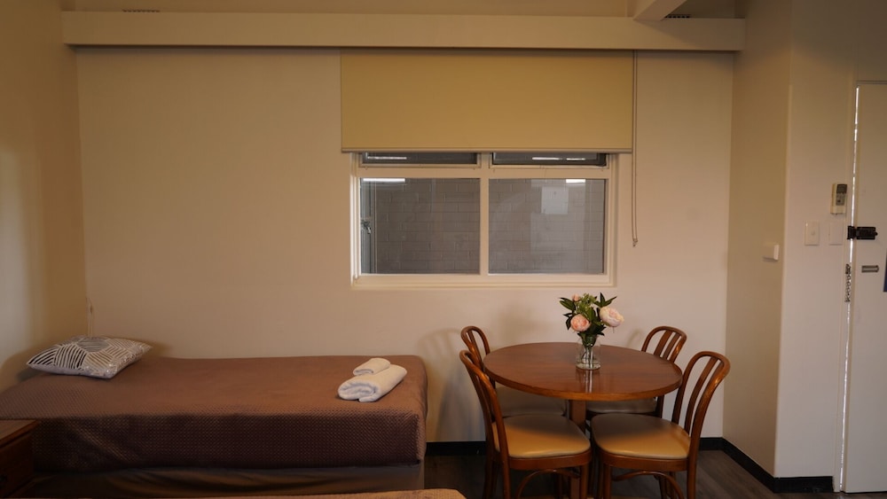 Country Motor Inn 34/36