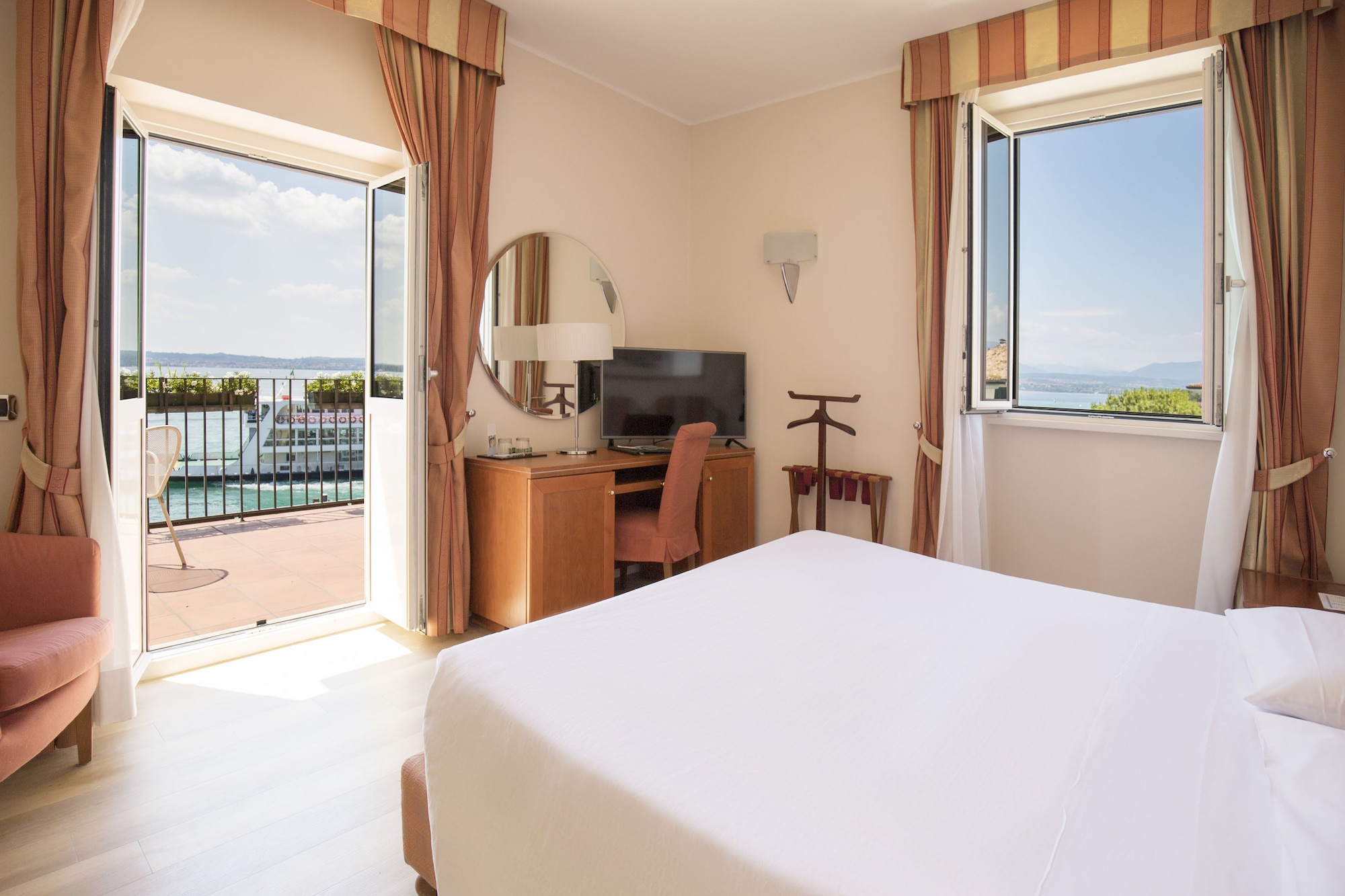 ROOM, DOUBLE BED, LAKE VIEW, BALCONY