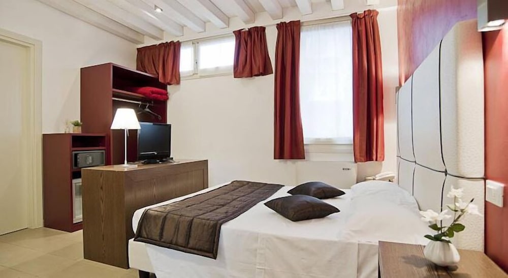 ROOM, DOUBLE BED