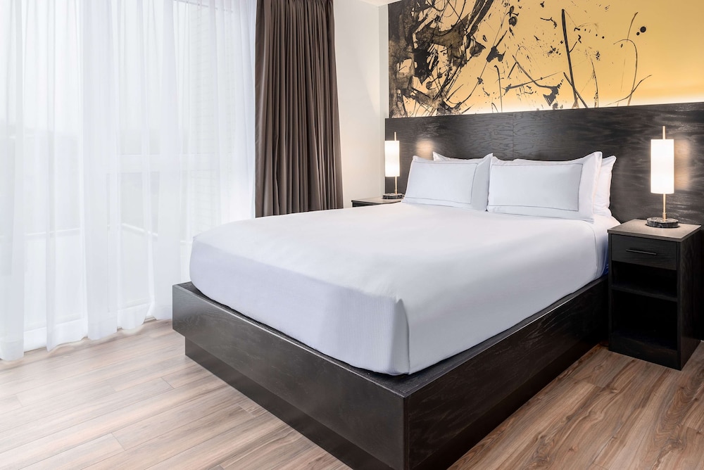 Deluxe, King Bed, Sofa, Accessible