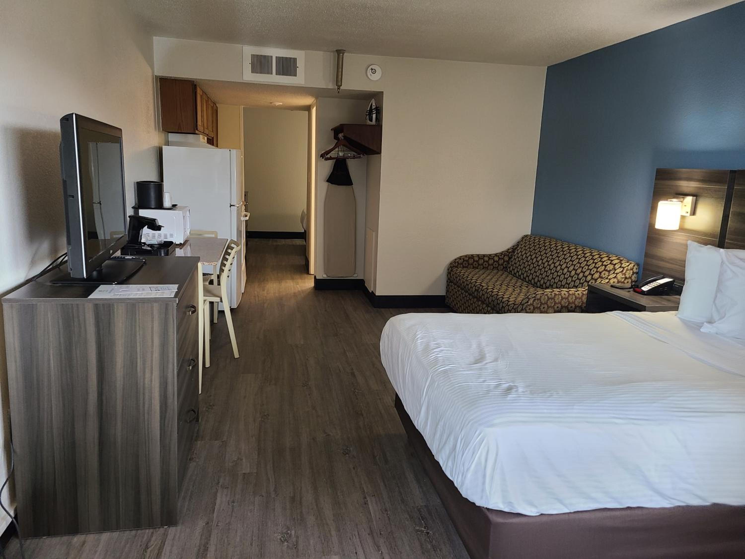 جناح بسريرين مزدوجين مع أريكة، SureStay Hotel by Best Western Virginia Beach Royal Clipper 4/10