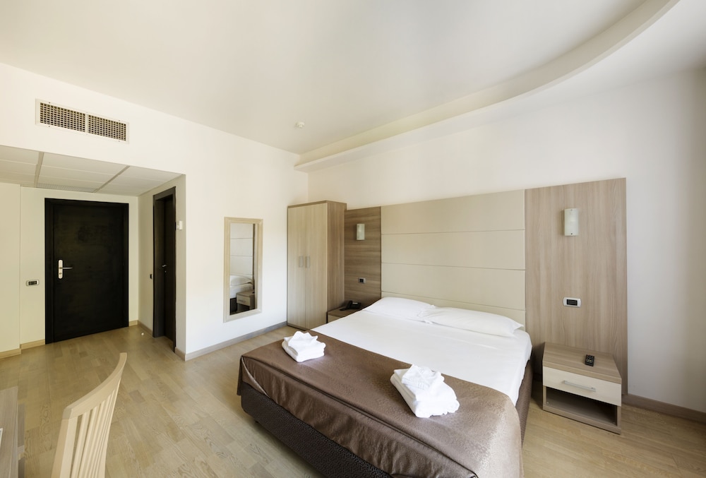 ROOM, DOUBLE BED