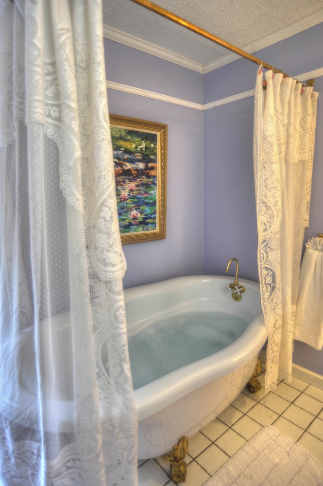 Blue Mountain Mist Country Inn 37/63