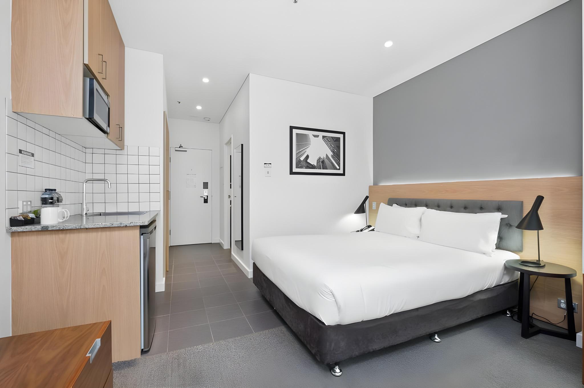 Executive, Queen Bed