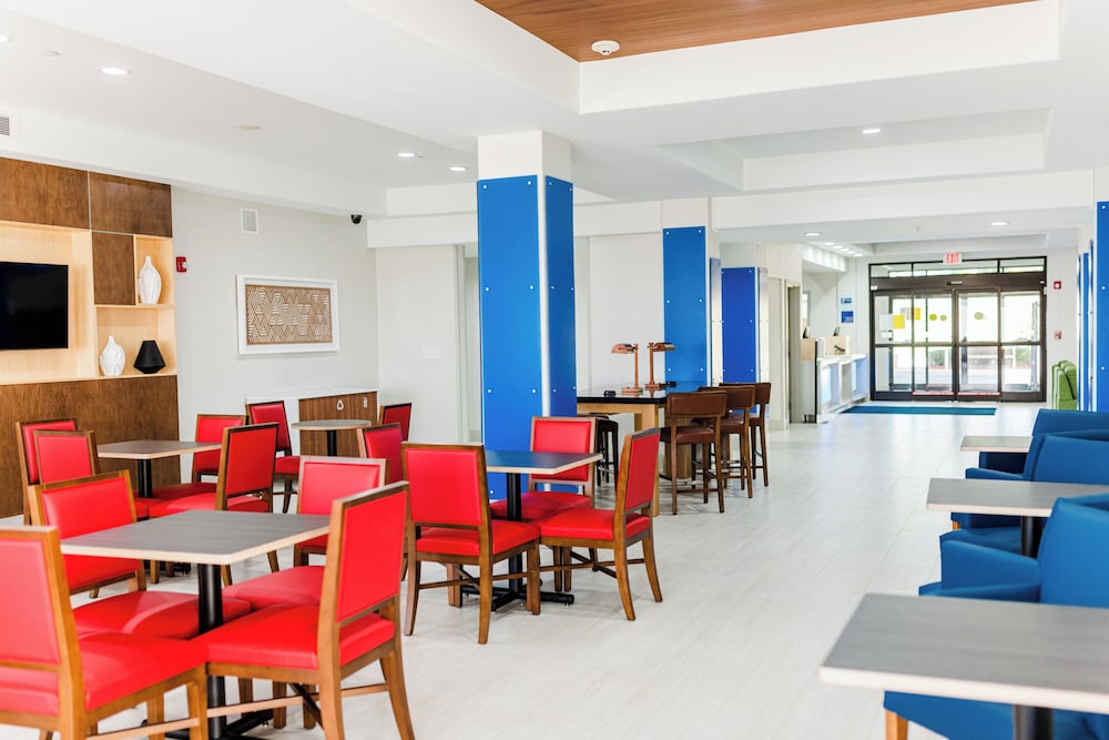 Holiday Inn Express Hotel and Suites Greenville 46/64