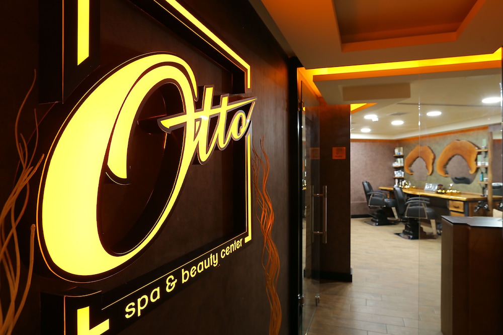 Q Hotel 4/34