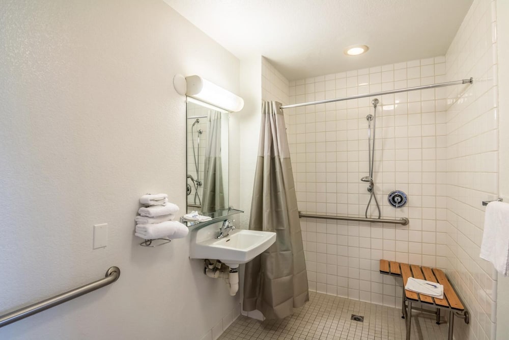 Motel6 Ventura, CA - Beach 24/58