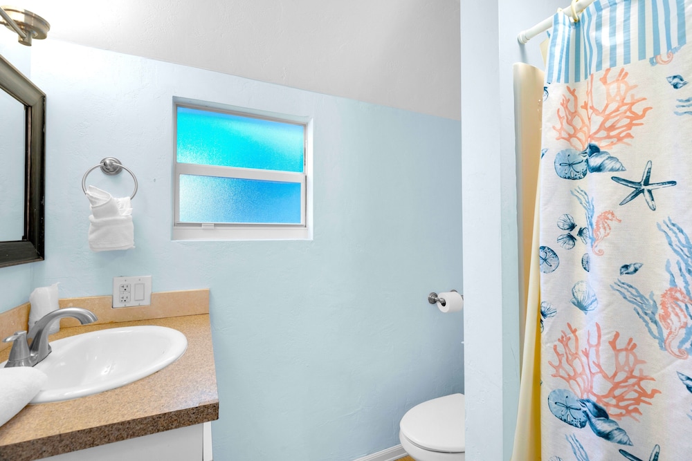 Deep 6, Queen Bed، Sunset Cove Beach Resort 5/5