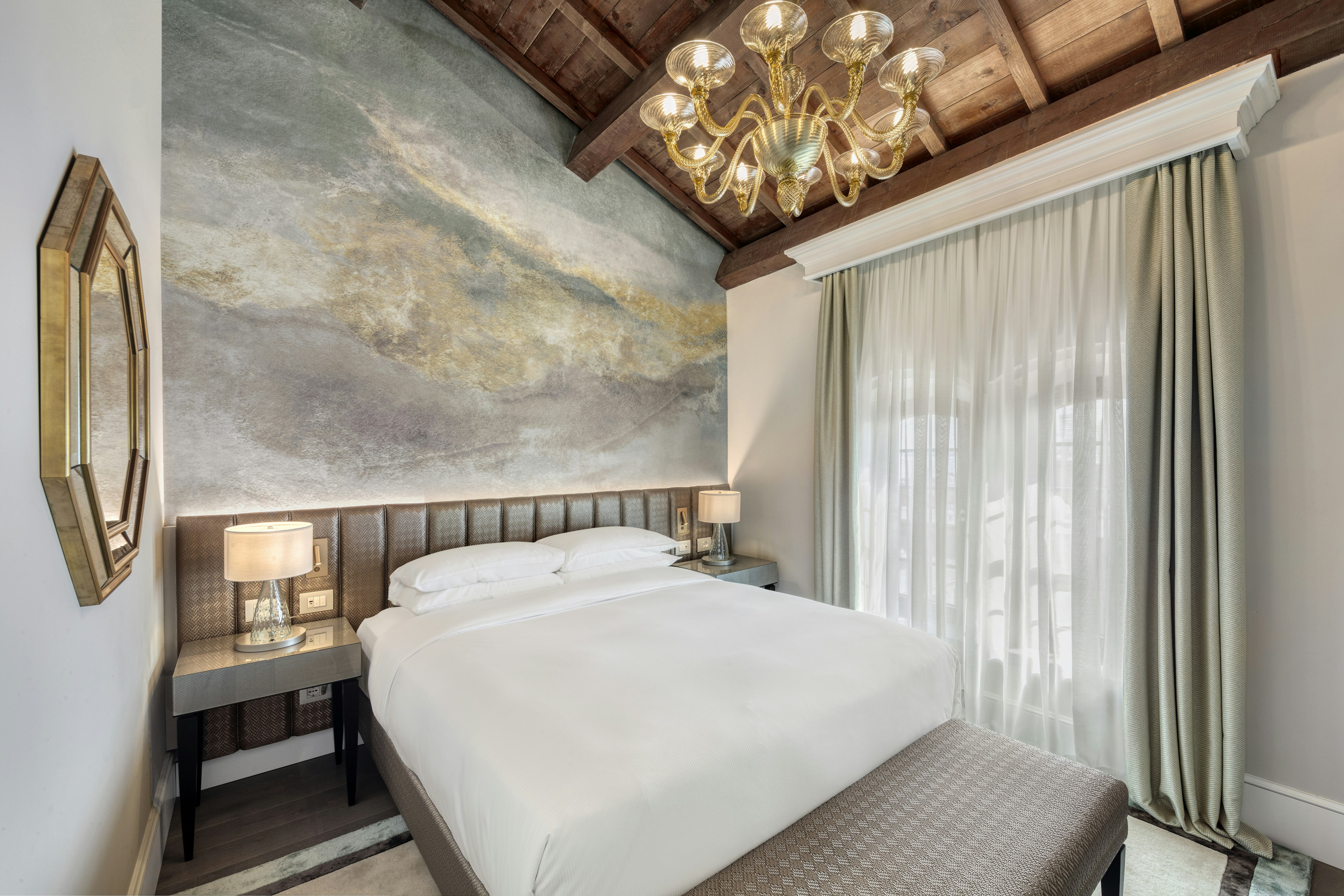 Molino, Superior, Queen Bed