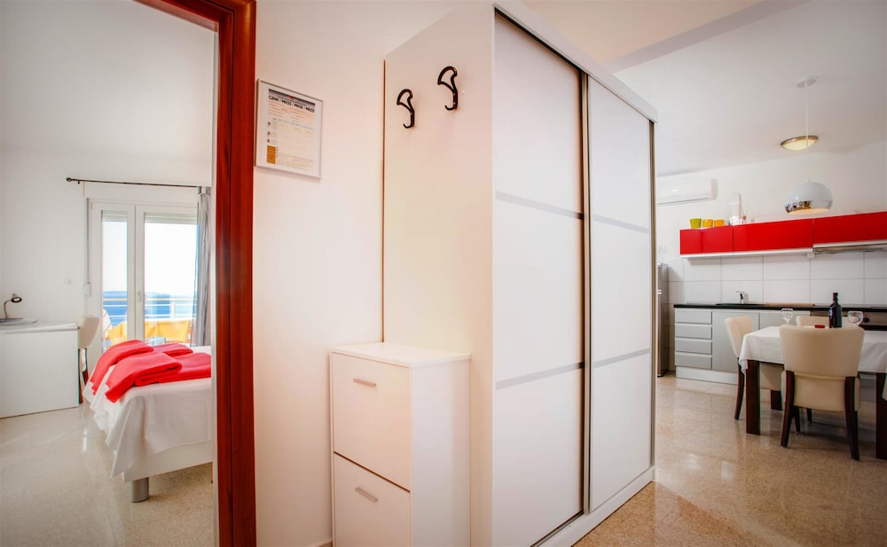 Ark Beach Hotel 50/50