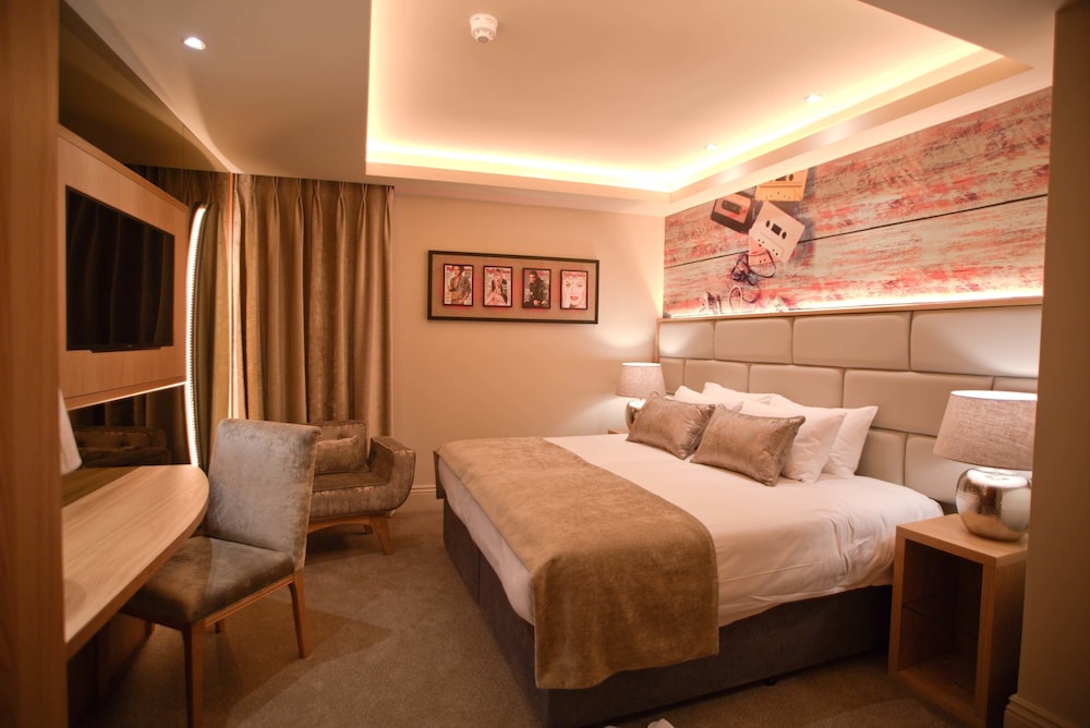 ROOM, DOUBLE BED