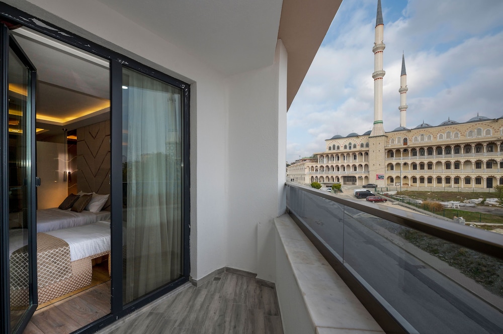 Luxury Airport Hotel 30/48