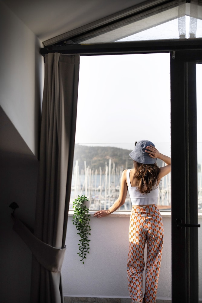 La Farine Hotel 44/49