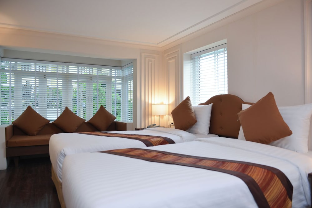 GRAND, TWIN BEDS