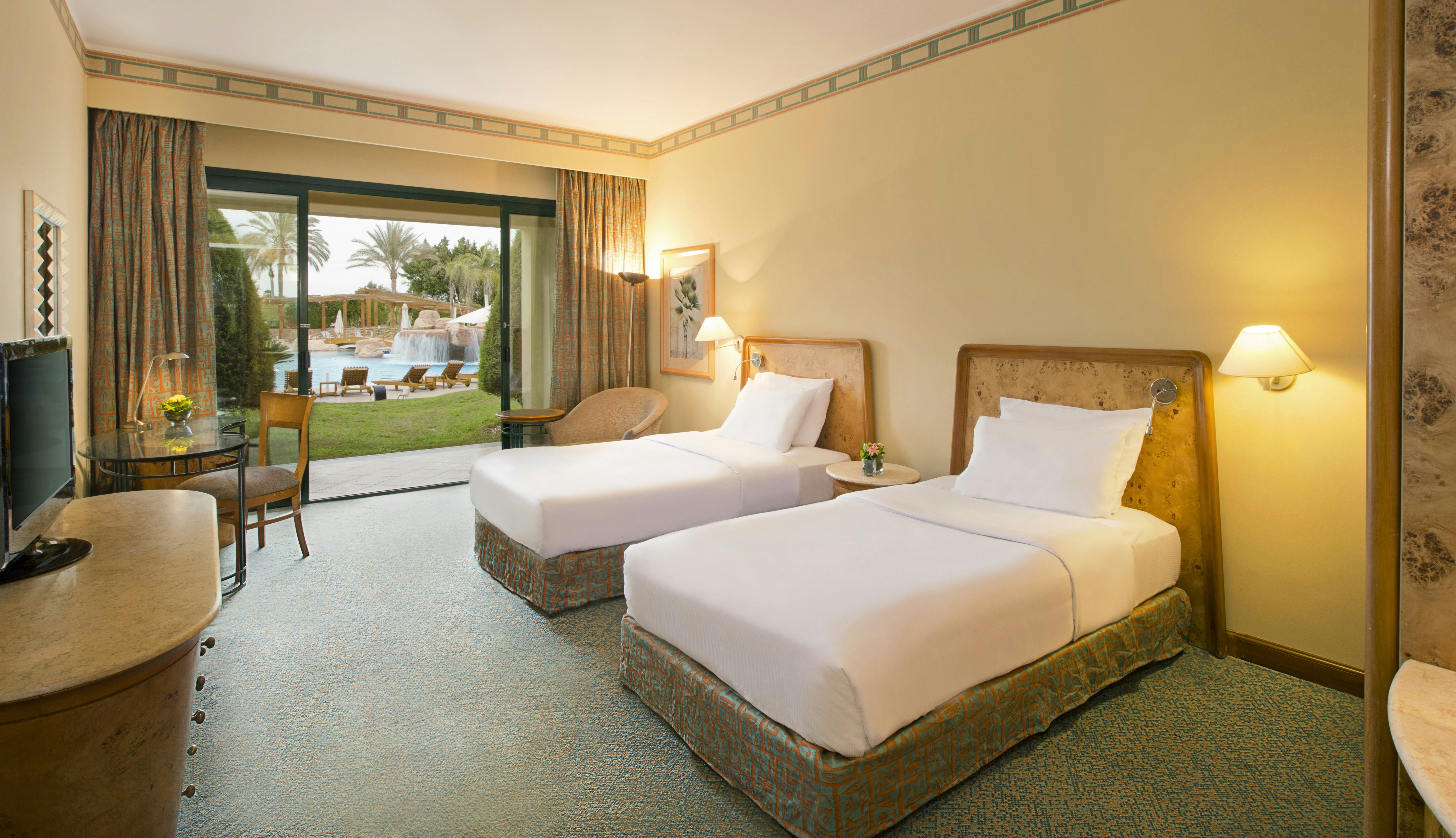 Room, Twin Beds, Pool Floor، Hilton Pyramids Golf Resort 4/7
