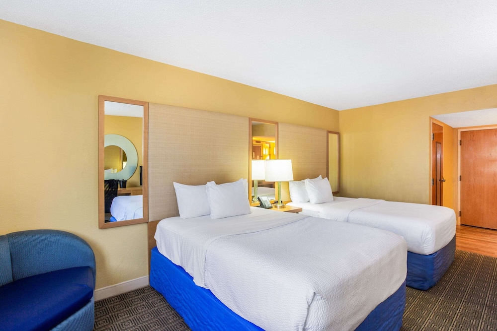 La Quinta Inn & Suites by Wyndham Sarasota Downtown 12/52