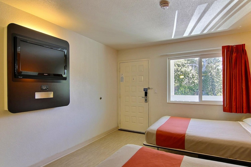Motel6 Carpinteria CA Santa Barbara South 25/62
