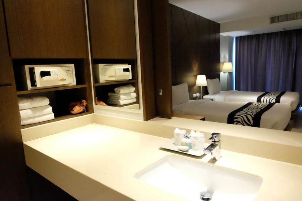 Season Five Hotel 17/53