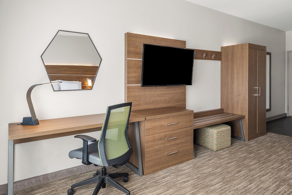 Holiday Inn Express Suites Graham 48/50