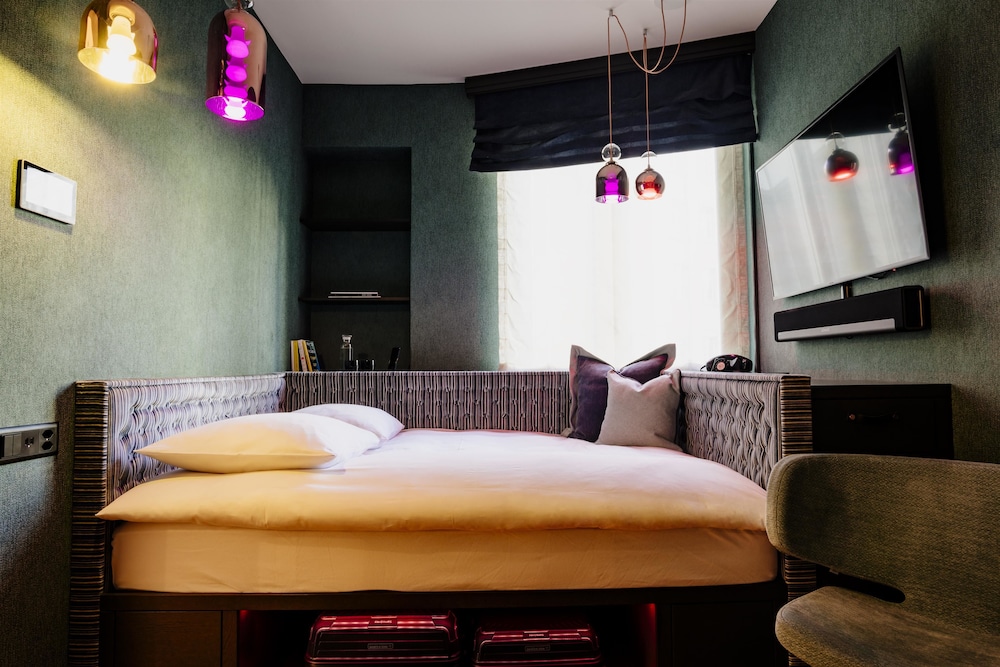Opera Hotel 30/41