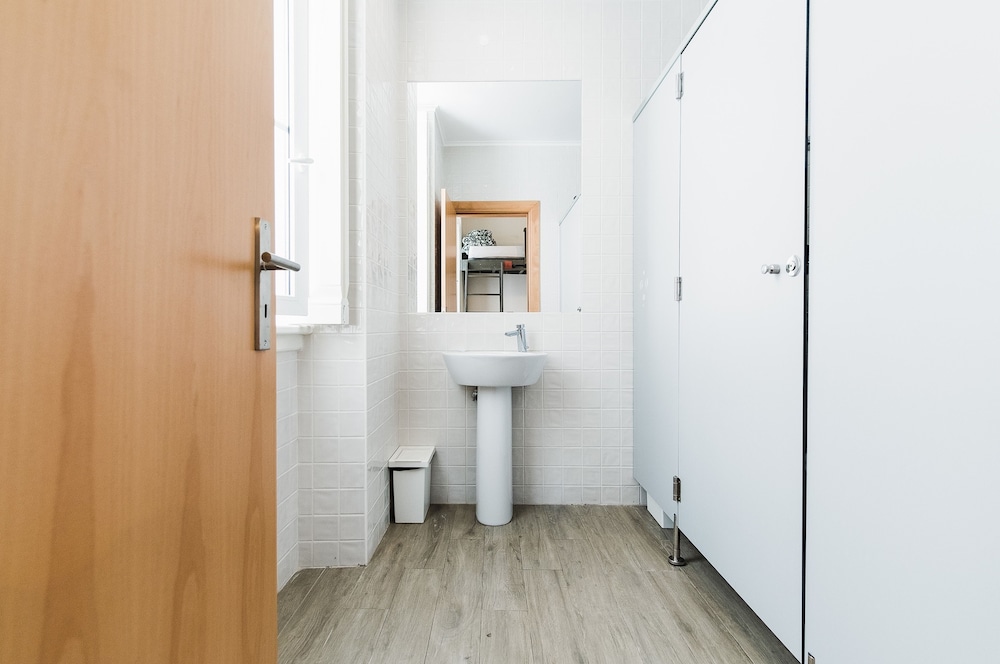 Female Dorm, Female Only, 6 People