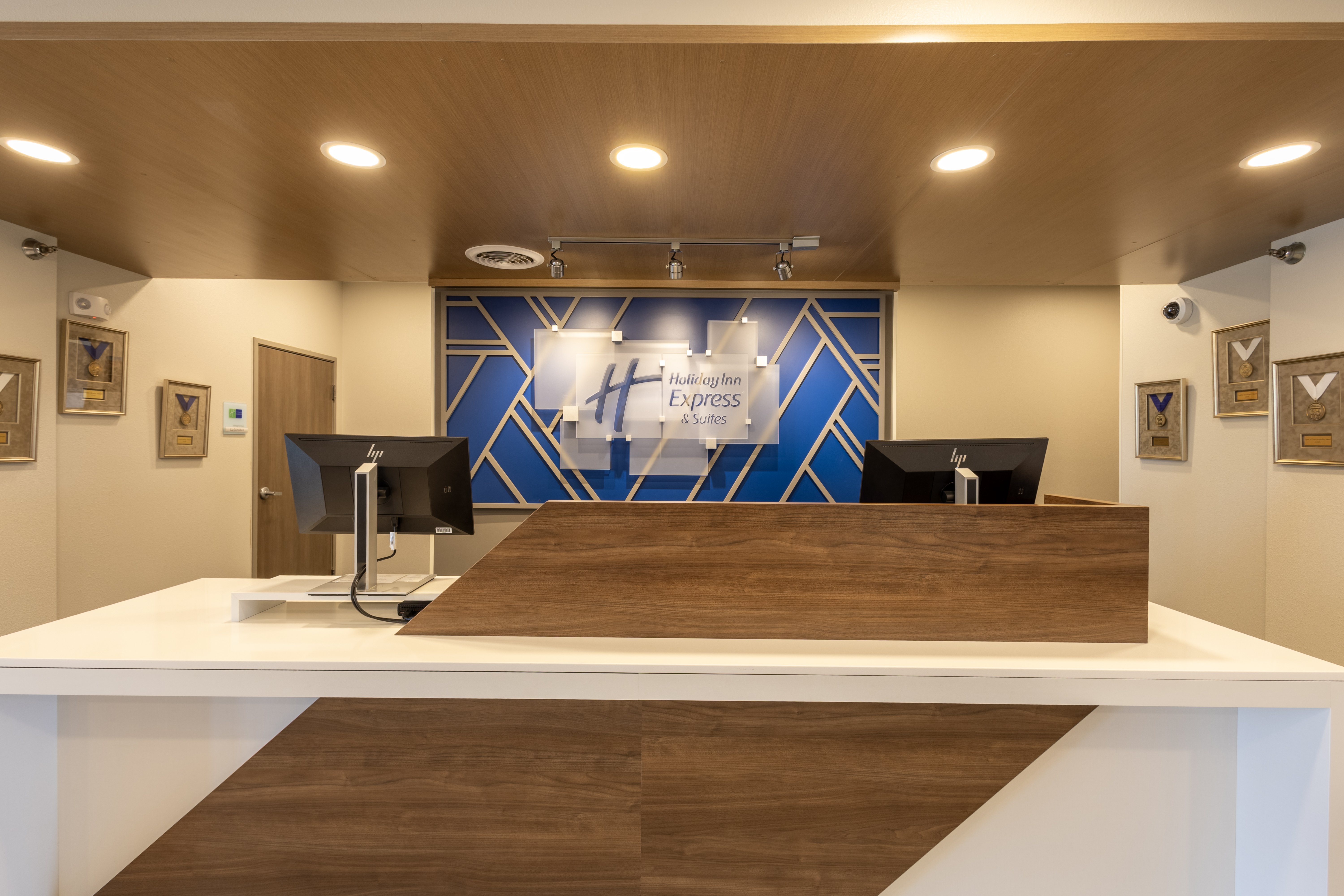 Holiday Inn Express Suites Sioux Center 8/68
