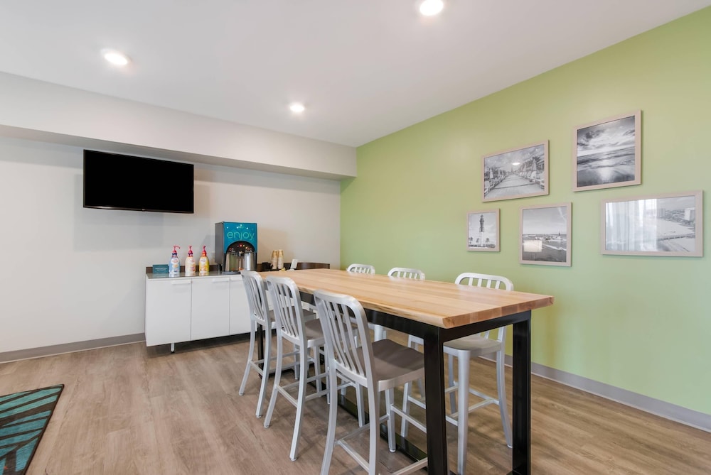 WoodSpring Suites Tamarac 32/50