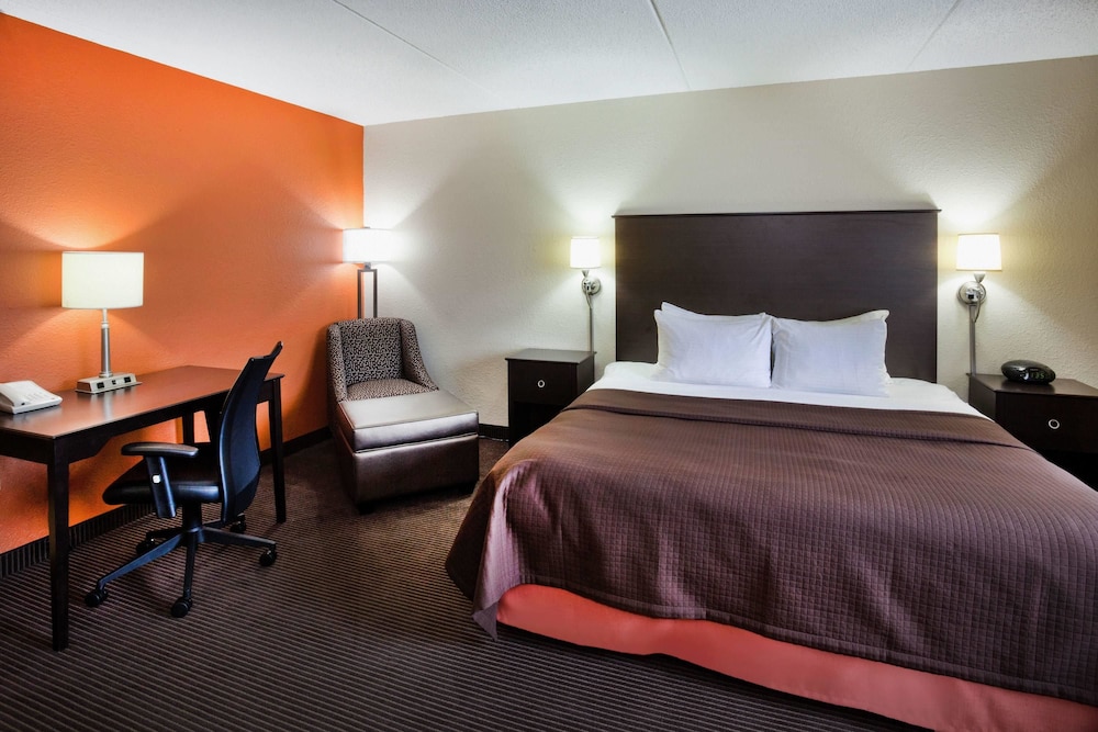 AmericInn by Wyndham Plover Stevens Point 18/47