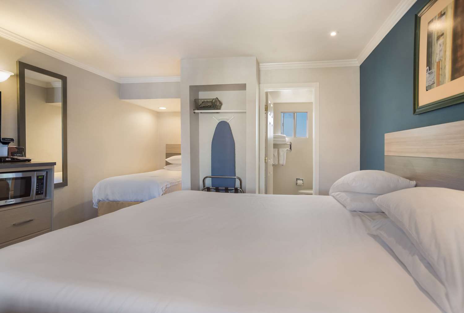 Room, 1 Queen and 1 Single Bed