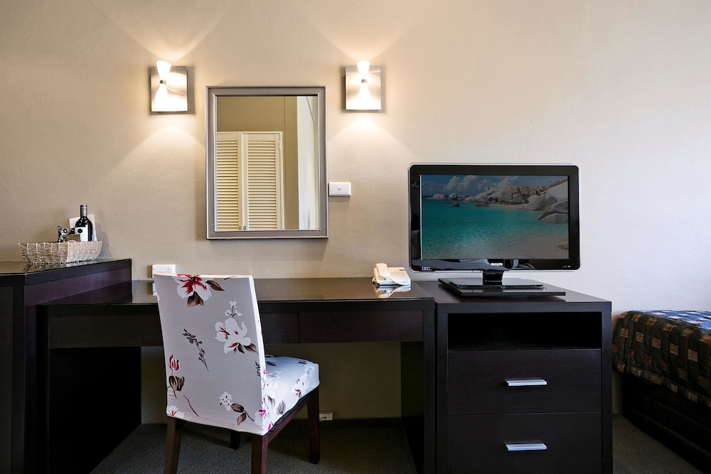 Best Western Sanctuary Inn 52/54