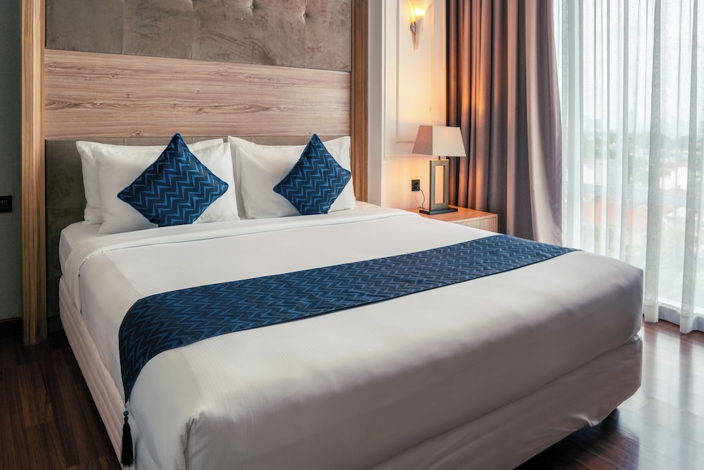 DELUXE, KING BED