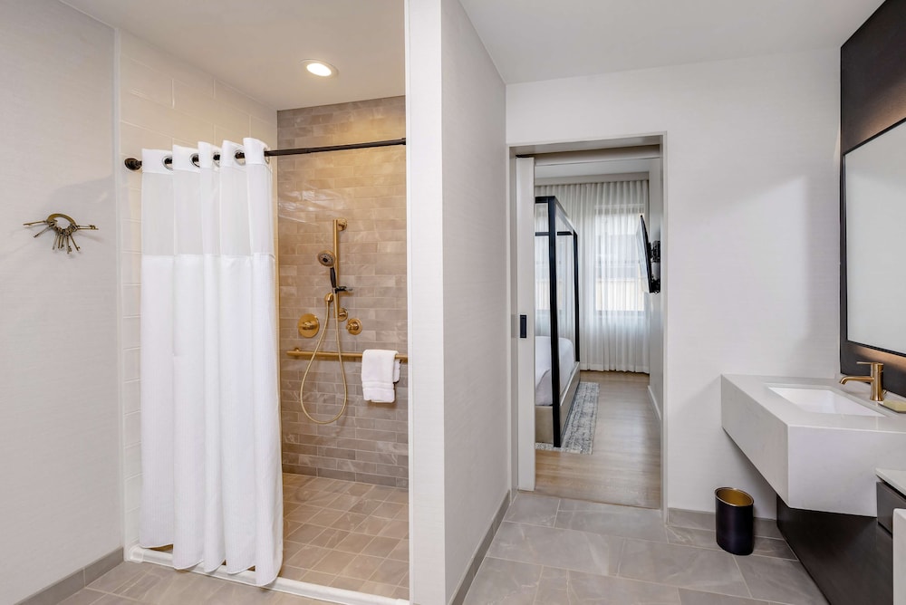 Hotel Fort Des Moines, Curio Collection by Hilton 14/81