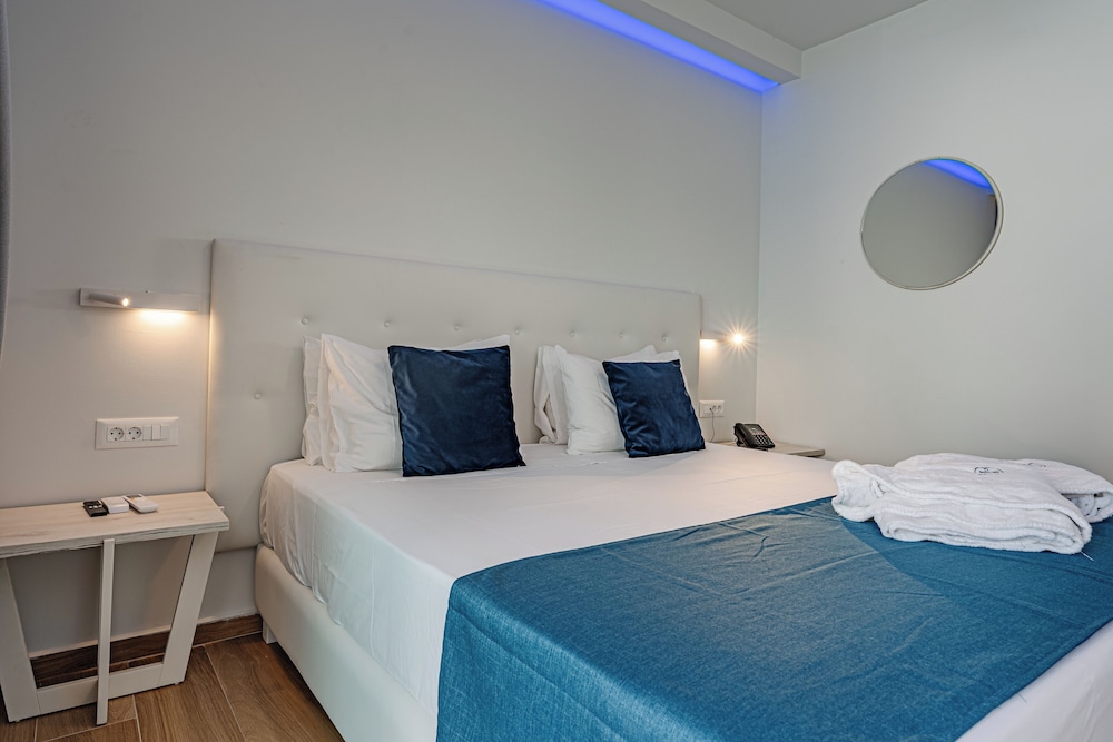 Junior Suite, Executive, Pool View, Shared Pool