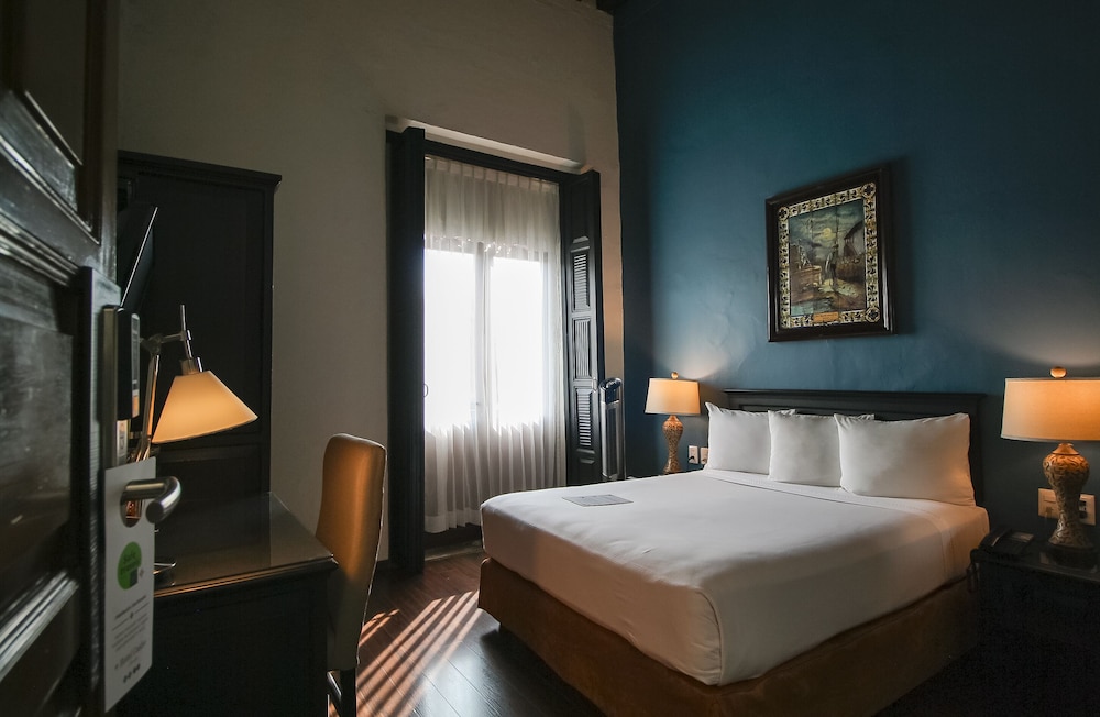 STANDARD, QUEEN BED, BALCONY