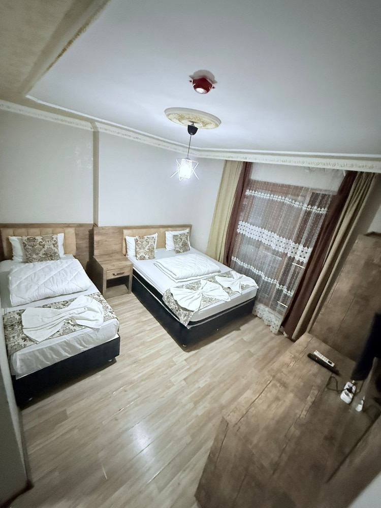 Ozgur Hotel 12/50