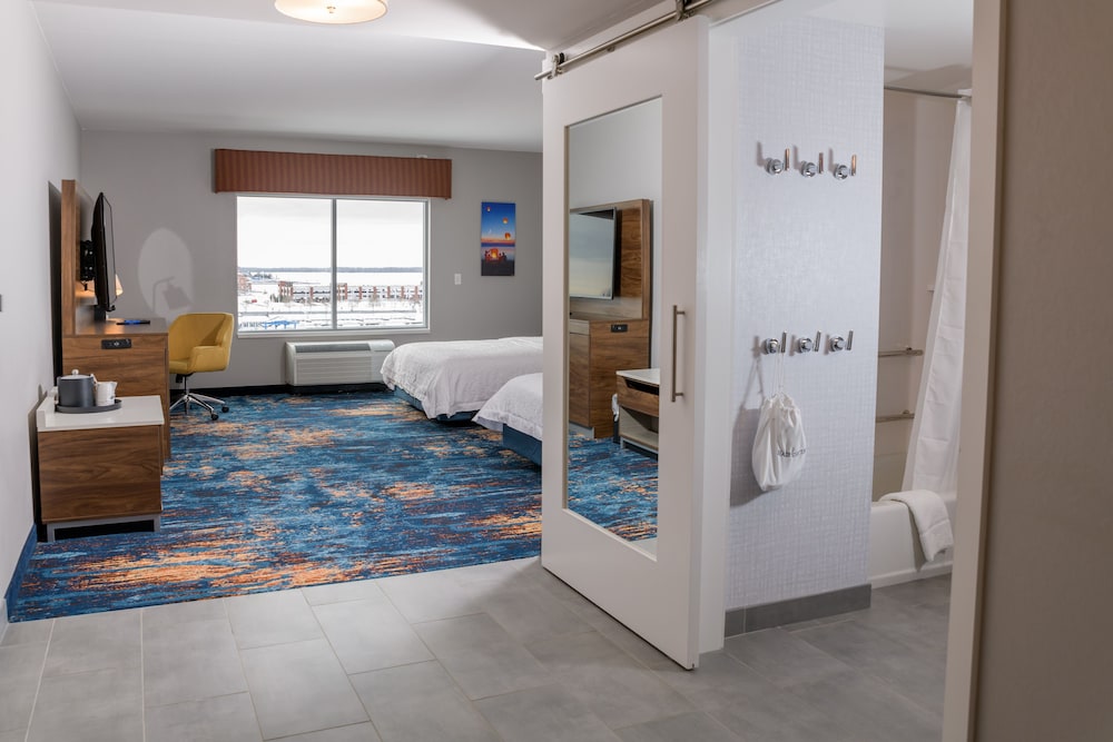 Hampton Inn & Suites Erie Bayfront 46/54