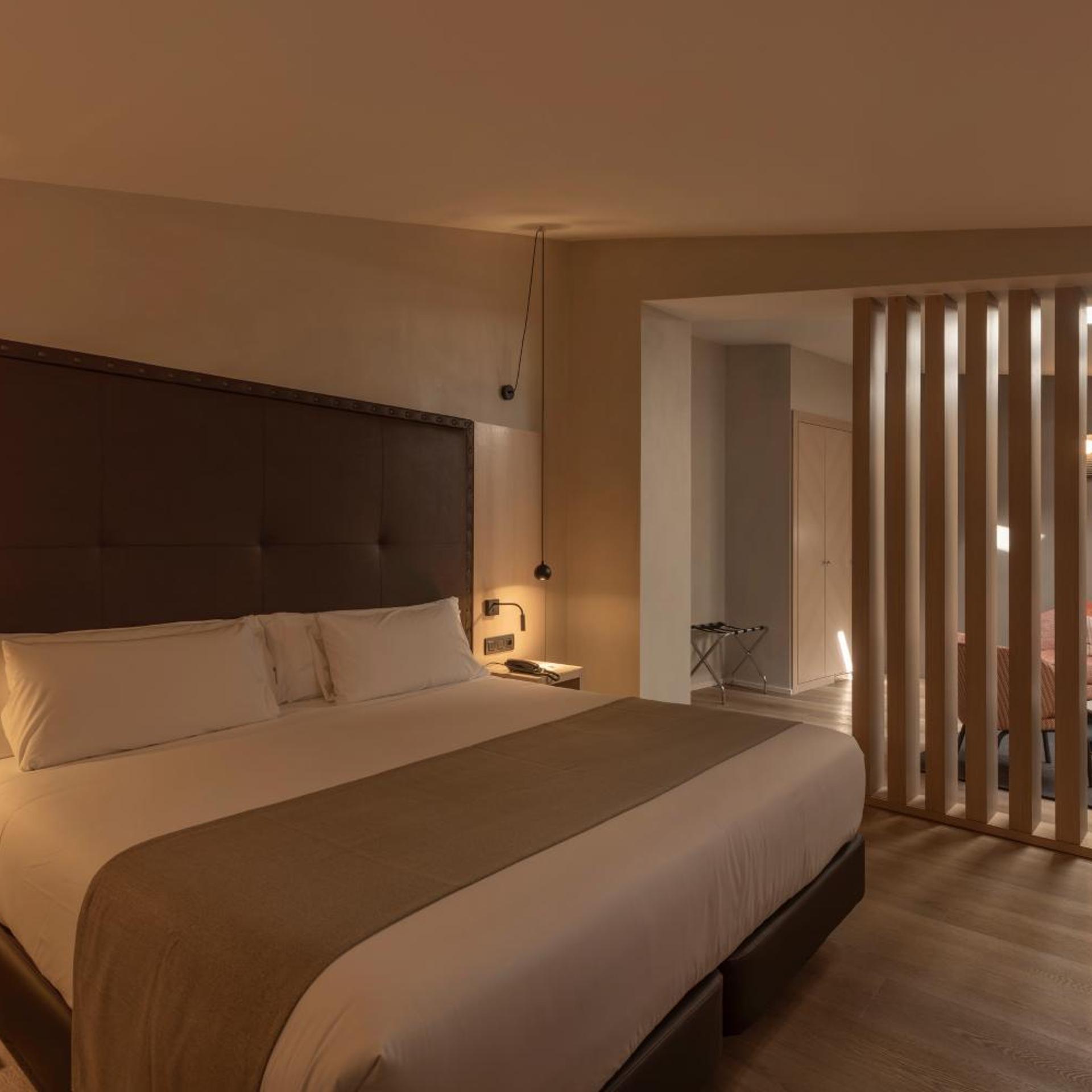 غرفة بريميوم رباعية، Gran Hotel Barcino 4/9