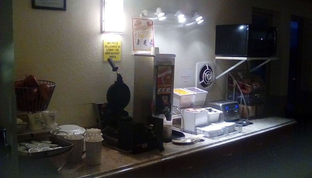 Super 8 by Wyndham Newburgh/West Point Near Stewart Airport 20/25