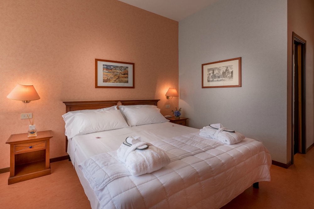 ROOM, DOUBLE BED