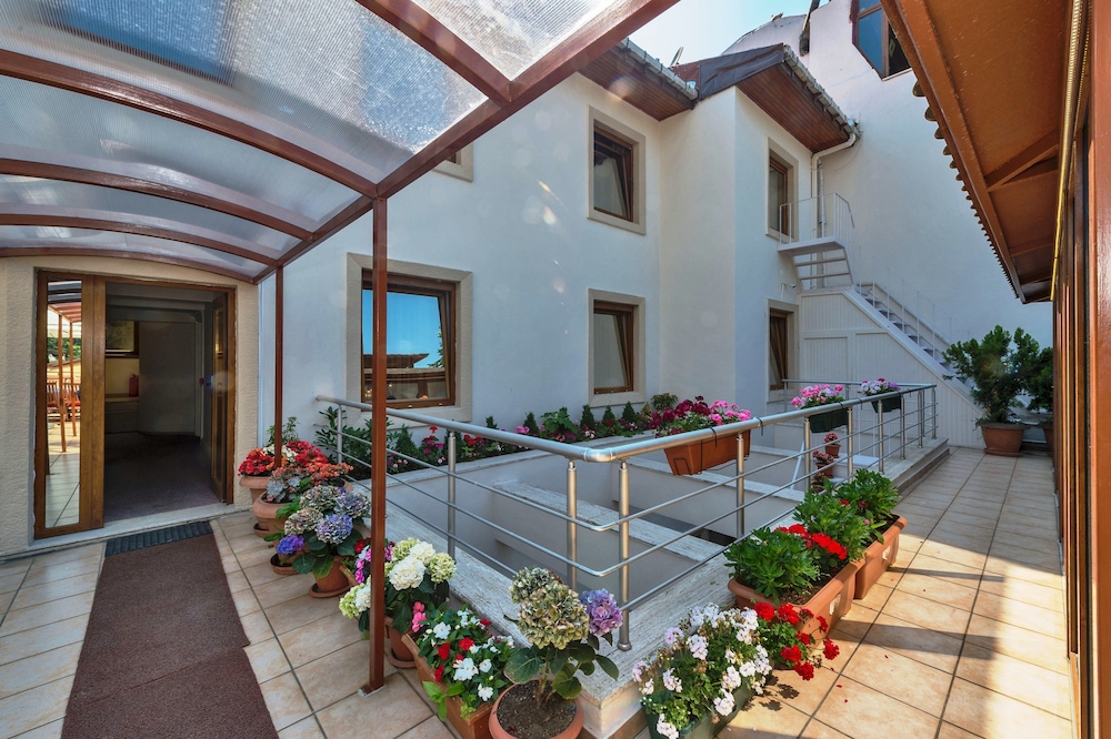 Zeynep Sultan Hotel 51/54