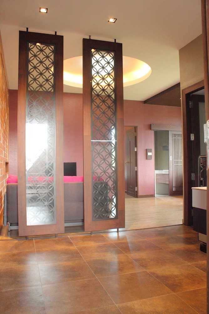 Burapa Boutique 7/67