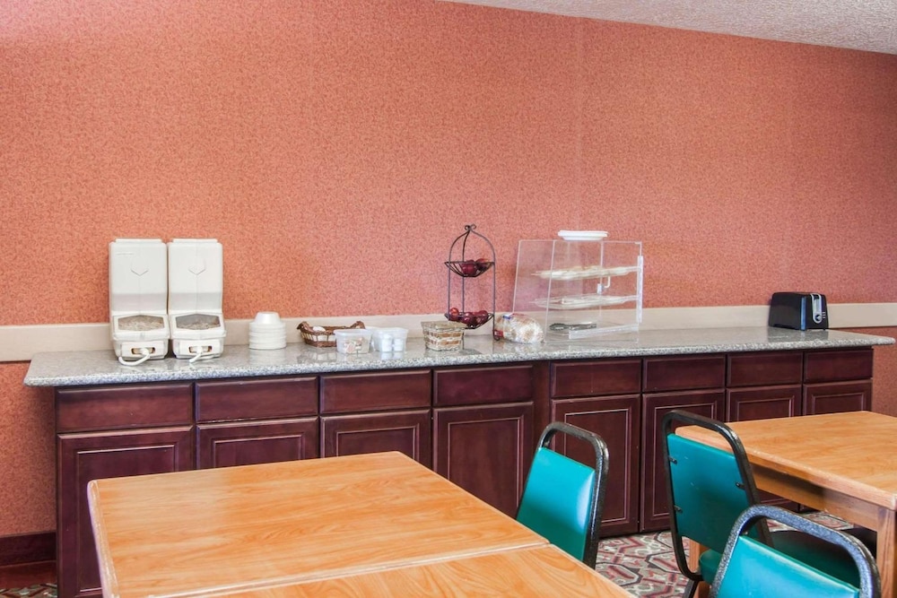 Bridgeway Inn & Suites Sublimity 29/41