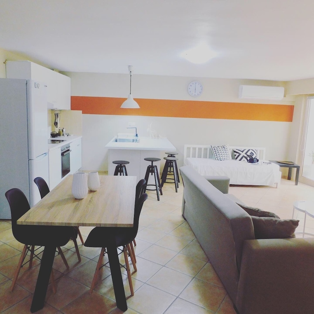 Elizabeth Suites 26/50